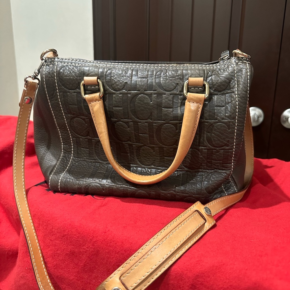 Carolina Herrera blackBrown 
Tan handle and strap
Just like the video ...